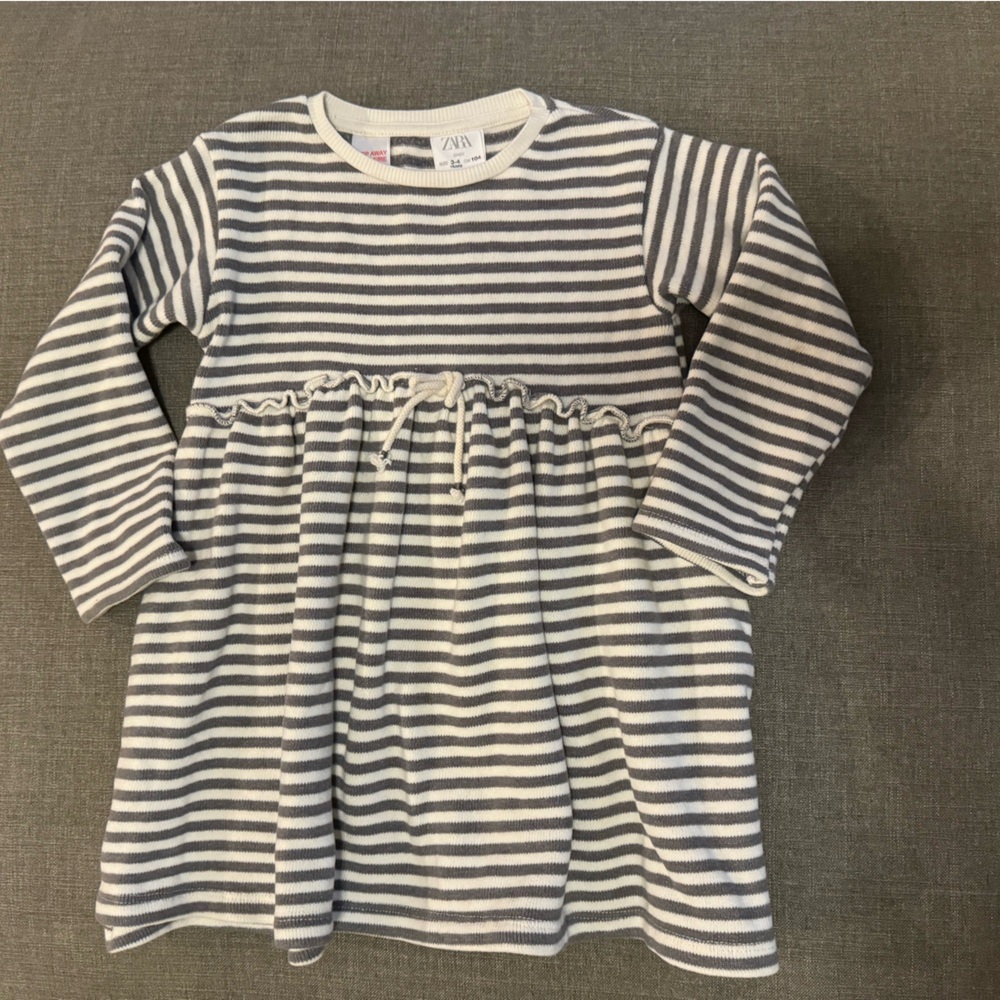 Dress- Zara/ 3-4/ grey, cream stripe/ guc- play
